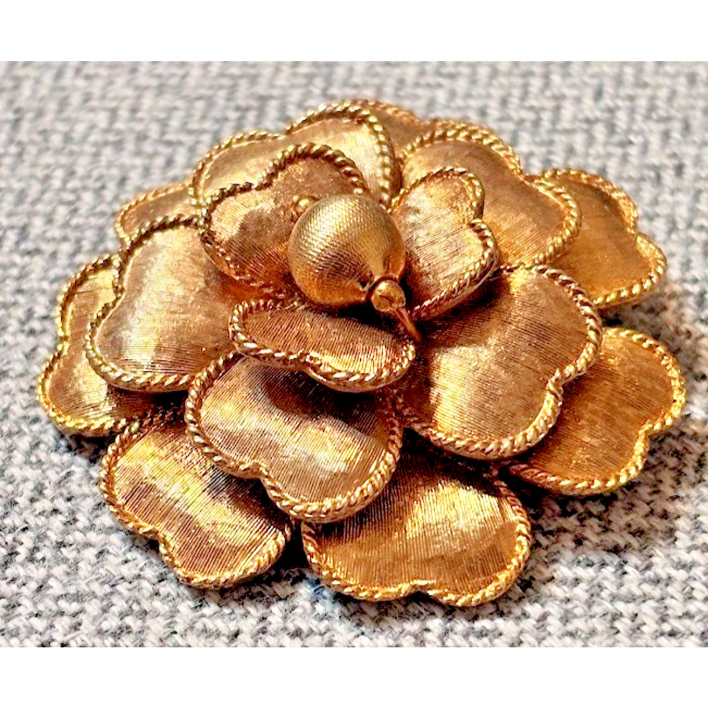Vintage Samsan SA Heart Petal Flower Brooch Textured Gold Tone Mid Century Pin - Picture 9 of 9